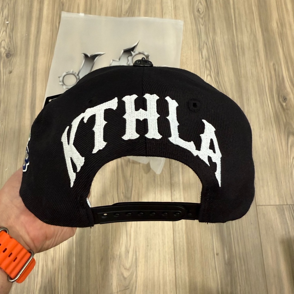 Kill the Hype LA hat Chris Brown
New never tried on with tags